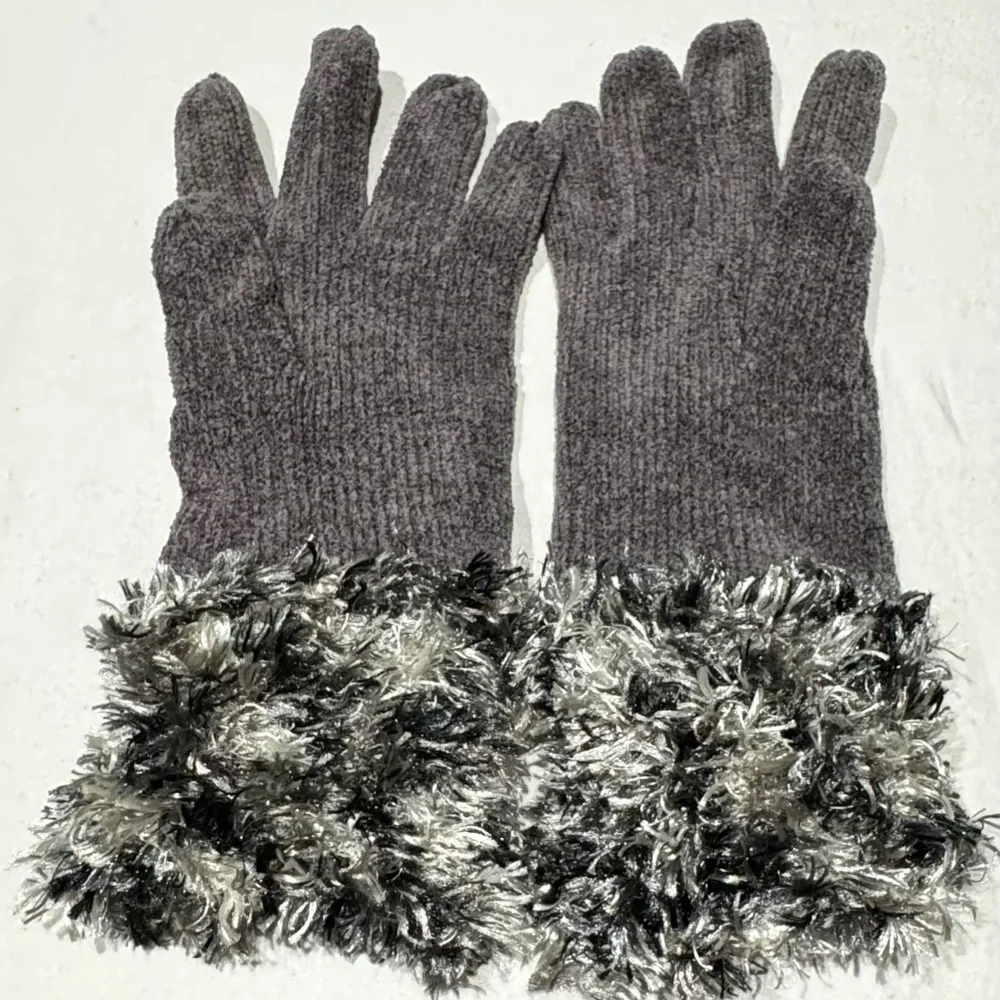 Merona Women's Grey Gloves One Size Fits most, preowned but never used